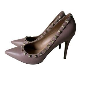 KAITLYN PAN | Rockstud Pump Heels Beige Pointed Toe Stiletto Leather | Size 7.5